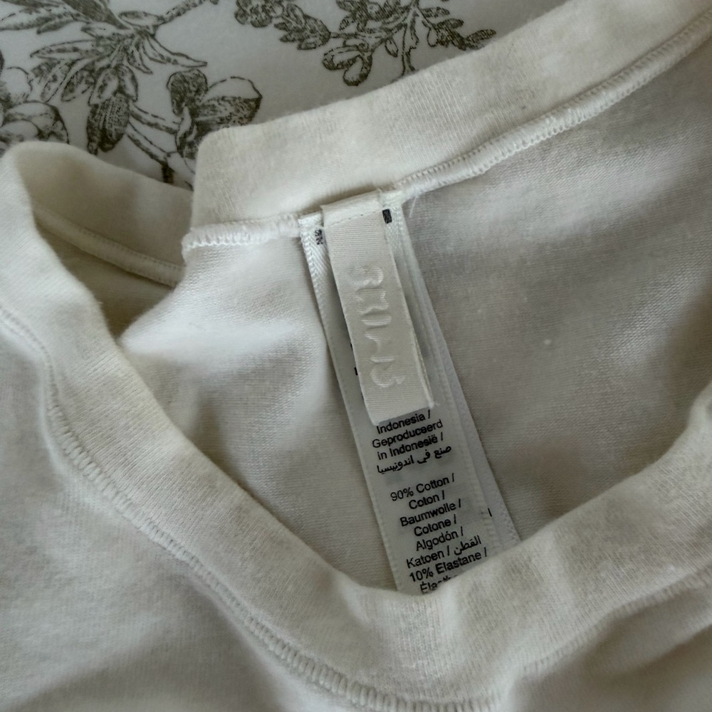 Skims Tshirt - Picture 4 of 5
